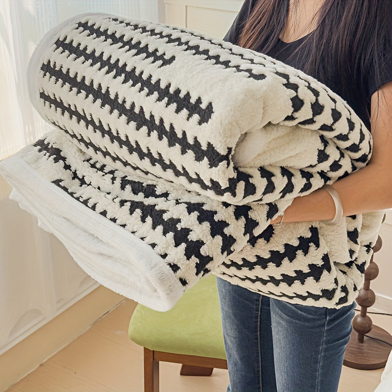 All-Season Thickened Taffeta Fleece Blanket - Soft Geometric Pattern, Lightweight & Durable for Office Naps