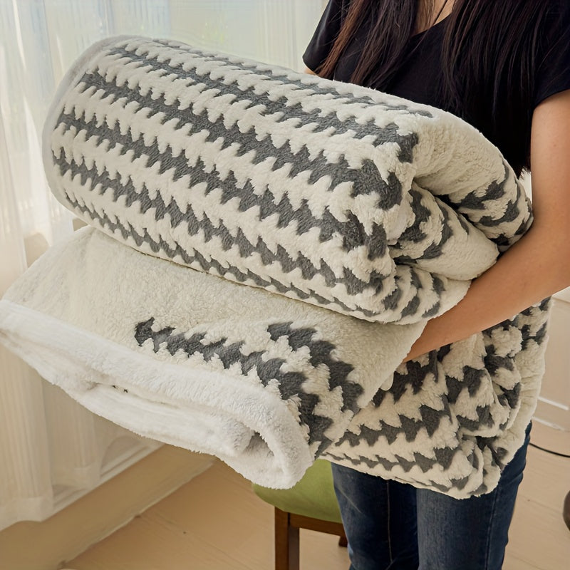 All-Season Thickened Taffeta Fleece Blanket - Soft Geometric Pattern, Lightweight & Durable for Office Naps